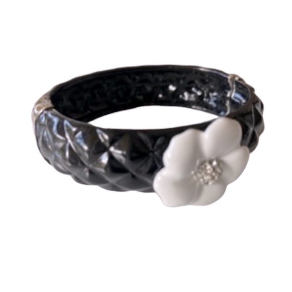 BLACK ENAMEL BANGLE BRACELET W/ A WHITE ENAMEL FLOWER & CZS - Picture 6 of 16